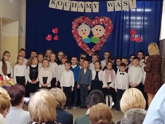 DZIEŃ BABCI I DZIADKA W SP5 IM. JANUSZA KORCZAKA W OSTRÓDZIE 4 Image2