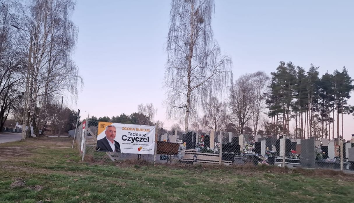 Plakat Wyborczy Na Ogrodzeniu Cmentarza