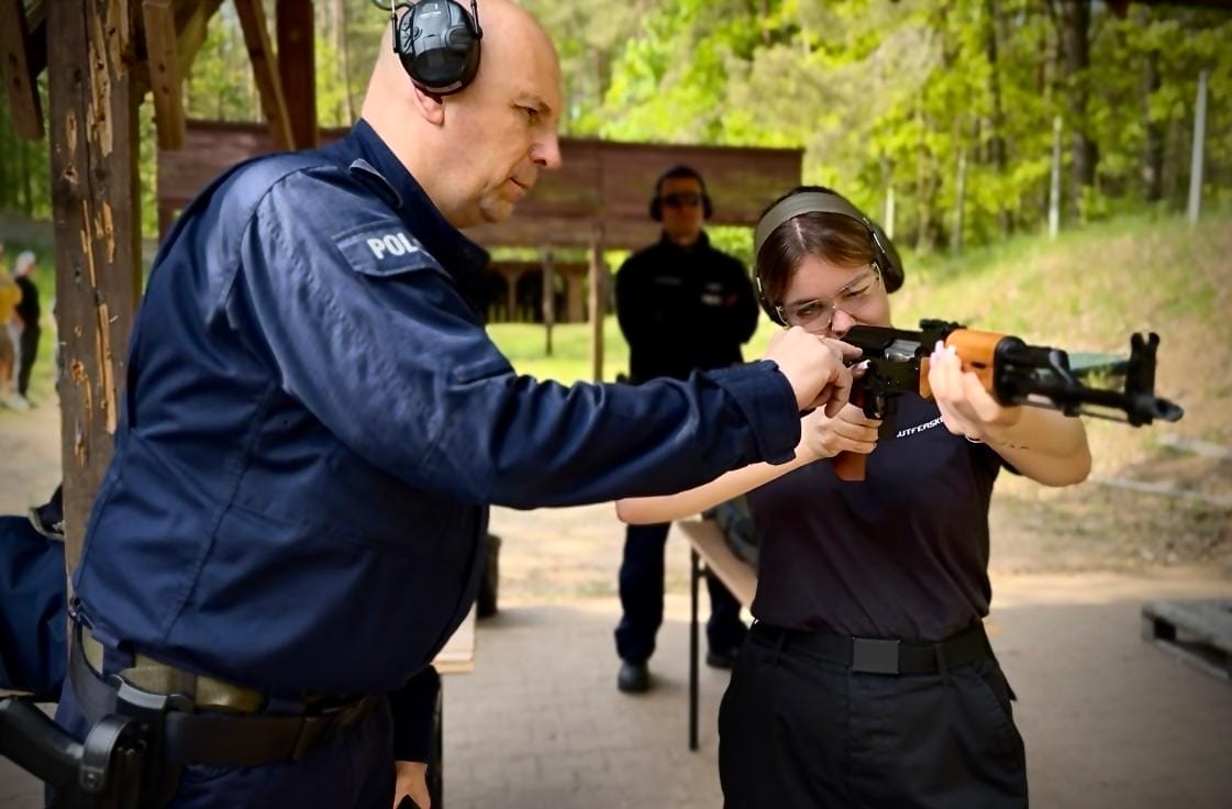 Ćwiczenia Strzeleckie. Uczniowie Ostródzkiego Ekonomika Odbyli Zajęcia Z Policjantami Na Strzelnicy Garda W Kaczorach.