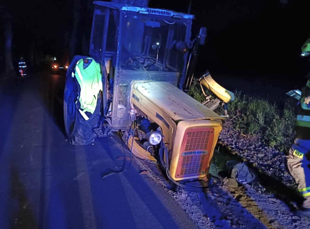 Traktorzysta Uderzył W Drzewo. Był Pijany.