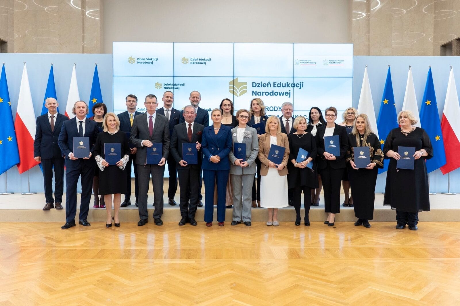 Dwóch Ostródzkich Dyrektorów Z Medalem Od Minister Barbary Nowackiej.